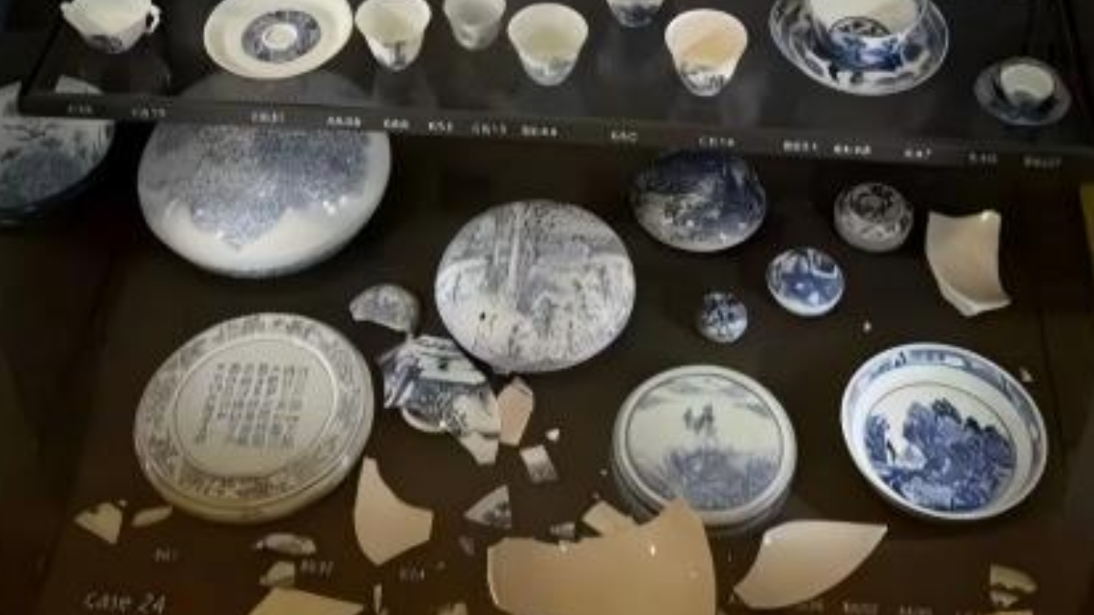 大英博物馆两件中国青花瓷摔碎